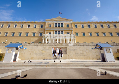 Evzones devant la tombe du Soldat inconnu à la place Syntagma à Athènes, Grèce, Europe Banque D'Images