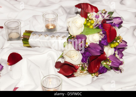 Bouquet de mariage belle table décorée blanc contre Banque D'Images