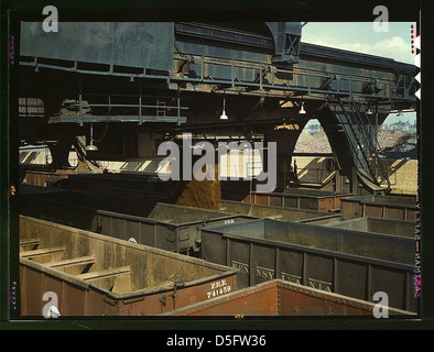 Après le minerai est pesé dans le 'Hewlett' [c.-à-d. « Hulett »] machine elle est déposée dans les wagons-trémies en attente ci-dessous; Pennsylvania R.R. Iron ORE docks, Cleveland, Ohio (LOC) Banque D'Images