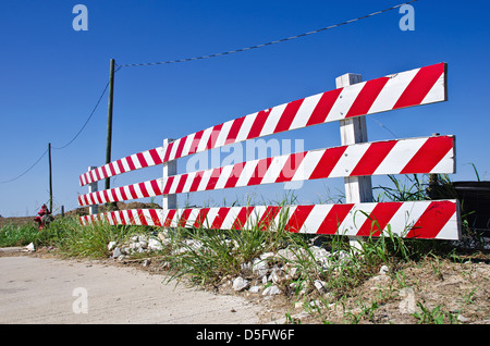 Barrière routière à un site de construction ou travaux routiers Banque D'Images