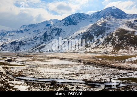 Visualiser jusqu'Nant Ffrancon valley à Foel Goch pic de montagne et y Garn avec de la neige dans le parc national de Snowdonia au nord du Pays de Galles Royaume-uni Grande-Bretagne Banque D'Images