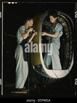 Frances Eggleston, 23 ans, venait d'Oklahoma, pour faire du travail de bureau. Retrait du papier de la fenêtre du pilote(?), Consolidated Aircraft Corp., fort Worth, Texas (LOC) Banque D'Images