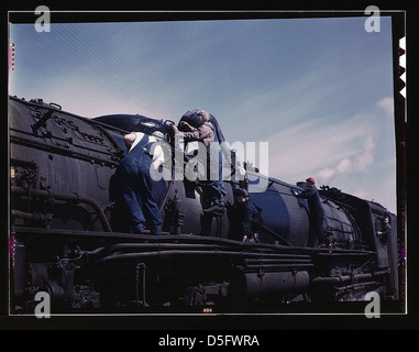 C. & N. W. R.R., les femmes employées à l'essuyage nettoyage roundhouse l'un des 'H' géant locomotives de classe, Clinton, Iowa (LOC) Banque D'Images