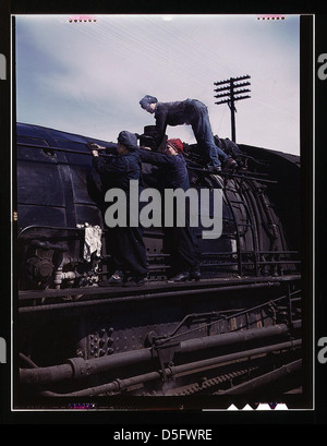 C. & N. W. R.R., les femmes à l'essuyage nettoyage roundhouse l'un des 'H' géant locomotives de classe, Clinton, Iowa (LOC) Banque D'Images