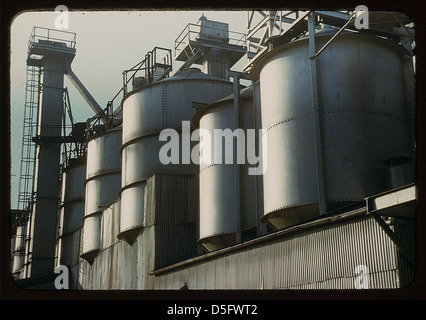 Section de la maison de lots d'une usine de la Owens-Corning Fiberglas Corporation, Toledo, Ohio. Dans les bacs sont stockés les matières premières pour le lot à partir duquel les matières de fibre de verre essentielles à l'effort de guerre sont produites (LOC) Banque D'Images