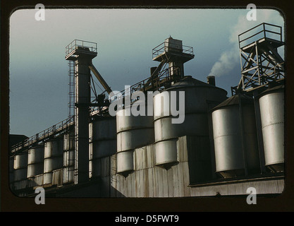 Section de la maison de lots d'une usine de la Owens-Corning Fiberglas Corporation, Toledo, Ohio. Dans les bacs sont stockés les matières premières pour le lot à partir duquel les matières de fibre de verre essentielles à l'effort de guerre sont produites (LOC) Banque D'Images