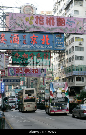 Rue animée de Mong Kok, Hong Kong, Asie Banque D'Images