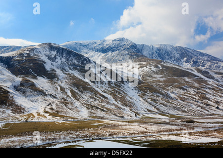 Vue sur nant Ffrancon valley à Mynydd et Perfedd Filiast Carnedd y montagnes avec la neige en Snowdonia, le Nord du Pays de Galles, Royaume-Uni Banque D'Images