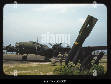 L'un des nouveaux navires de guerre américains, un puissant bombardier YB-17, est tiré dans un hangar de l'escadron de bombardement, Langley Field, en Virginie. Tout est prévu pour prendre un taxi jusqu'à une piste et décoller (LOC) Banque D'Images