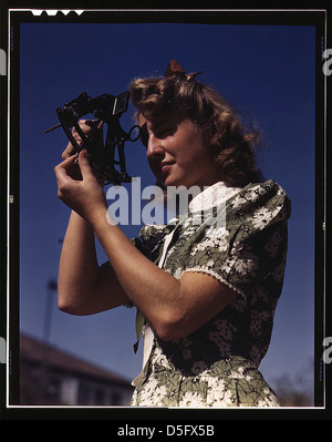 Apprendre à déterminer la latitude en utilisant un sextant est Senta Osoling, étudiant à l'école Polytechnic High School, Los Angeles, Californie. Les cours de navigation font partie du programme de l'école pour former ses élèves à des contributions spécifiques à l'effort de guerre (LO Banque D'Images