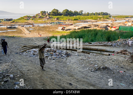 Manutentionnaire à la rivière Irrawaddy, Mandalay Banque D'Images