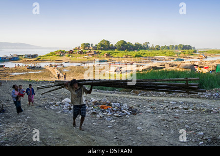 Manutentionnaire à la rivière Irrawaddy, Mandalay Banque D'Images