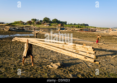 Manutentionnaire à la rivière Irrawaddy, Mandalay Banque D'Images