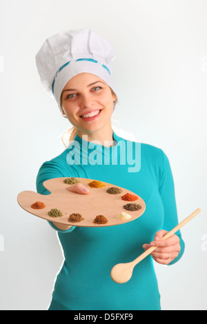 Les épices et les herbes dans la palette et fille tourner en studio cook Banque D'Images