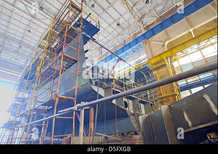 Bâtiment de bateau à l'intérieur de la tige du chantier Banque D'Images