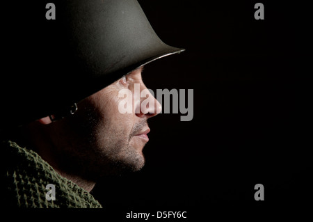 Portrait de profil d'un WW2 soldat américain contre un fond noir. Banque D'Images