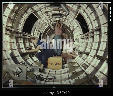 Les travailleuses installent des accessoires et des assemblages sur une section de fuselage de queue d'un bombardier B-17 à l'usine de Douglas Aircraft Company, long Beach, en Californie. Mieux connu sous le nom de « Forteresse volante », le B-17F est un modèle plus récent du B-17, qui se distingue par moi Banque D'Images