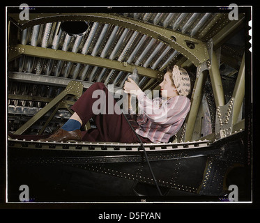 Une travailleuse est vue riveter un bombardier A-20 Havoc à l'usine Douglas Aircraft Company à long Beach, en Californie, en octobre 1942, mettant en valeur le rôle important joué par les femmes dans la production d'avions pendant la seconde Guerre mondiale. Banque D'Images