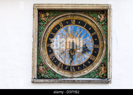 Piscine ancienne horloge de mur blanc dans la région de Tallinn, Estonie Banque D'Images