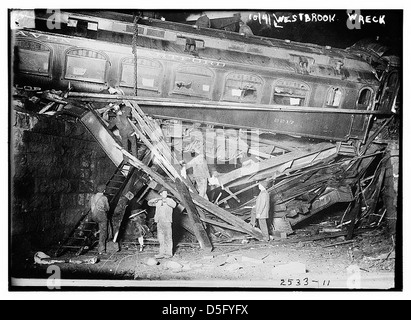 Cette photographie capture les conséquences de l'épave du train Westbrook dans les années 1910, un événement tragique impliquant un accident de train à Hartford. L'image dépeint les dommages et la dévastation causés par l'épave, soulignant son importance dans l'histoire des transports américains au début du XXe siècle. Banque D'Images