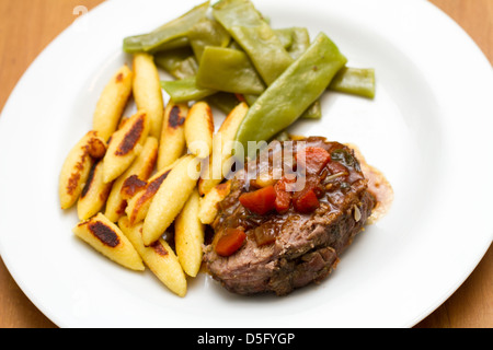 Gigot d'agneau en forme de doigt boulettes de pommes de terre et haricots de printemps Banque D'Images