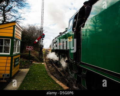 Train à vapeur, les CHEMINS DE FER DE CLASSE DES ÉCOLES DU SUD 4-4-0 No.925 "Cheltenham" passant un signal fort sur le milieu Hants Railway Banque D'Images