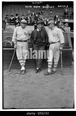 [Babe Ruth & Jack Bentley en uniformes pour les géants de l'exposition game ; Jack Dunn en milieu (baseball)] (LOC) Banque D'Images