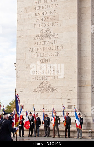 Défilé des Pompiers de Paris - French Brigade des Sapeurs-Pompiers de Paris les Champs-Élysées et l'Arc de Triomphe Banque D'Images