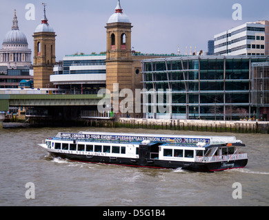 LONDRES, Royaume-Uni - 30 MARS 2013 : bateau de croisière restaurant « Harmony » sur la Tamise Banque D'Images