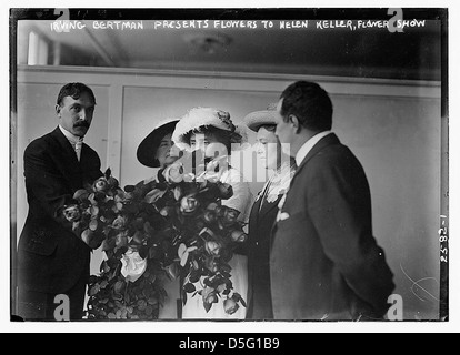 Irving Bertman présente des fleurs à Helen Keller, Flower Show (LOC) Banque D'Images