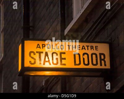 LONDRES, Royaume-Uni - 30 MARS 2013 : panneau à la porte de scène de l'Apollo Theatre Banque D'Images