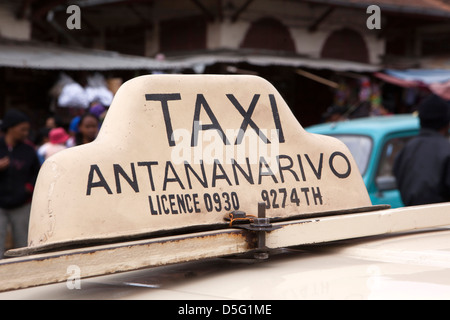 Madagascar, Antananarivo, Analakely marché, le transport, l'enseigne sur le dessus de la cabine Banque D'Images