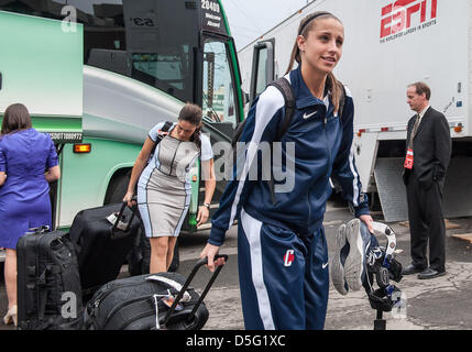 1 avril 2013 - Bridgeport, CT, USA - Lundi 1 Avril 2013 : Connecticut Huskies guard Caroline Dion arrive à la Webster Bank Arena avant le début de la NCAA Tournoi de basket-ball Womens, Bridgeport final régional match entre New York vs New York à Webster Bank Arena à Bridgeport, CT. Bill Shettle / Cal Sport Media. Banque D'Images