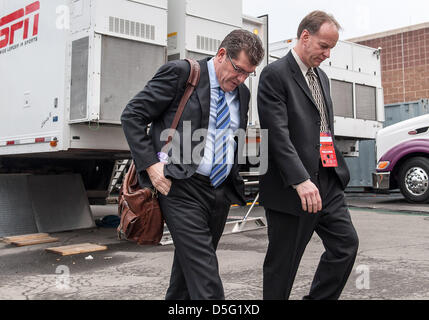 1 avril 2013 - Bridgeport, CT, USA - Lundi 1 Avril 2013 : l'entraîneur-chef des Huskies du Connecticut Geno Auriemma arrive à la Webster Bank Arena avant le début de la NCAA Tournoi de basket-ball Womens, Bridgeport final régional match entre New York vs New York à Webster Bank Arena à Bridgeport, CT. Bill Shettle / Cal Sport Media. Banque D'Images