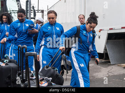 1 avril 2013 - Bridgeport, CT, USA - Lundi 1 Avril 2013 : l'arrivée de l'équipe de Kentucky à la Webster Bank Arena avant le début de la NCAA Tournoi de basket-ball Womens, Bridgeport final régional match entre New York vs New York à Webster Bank Arena à Bridgeport, CT. Bill Shettle / Cal Sport Media. Banque D'Images