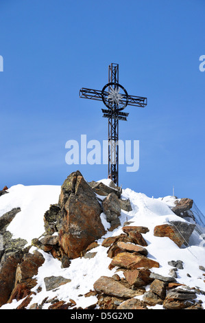 Croix de fer sur le haut de la montagne près de Gaislachkogl à Solden alpes du Zillertal en Autriche Banque D'Images