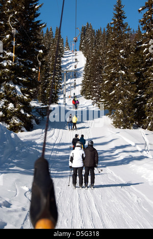 Sur les skieurs suédois en téléski resort de Åre (sont) Banque D'Images