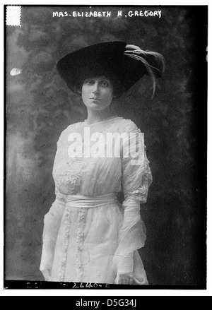 Ce portrait capture MRS Elizabeth H. Gregory, vêtue d'une robe blanche avec des gants et un chapeau plume. La photographie met en valeur sa tenue à la mode, typique de la société américaine du début du XXe siècle. Banque D'Images