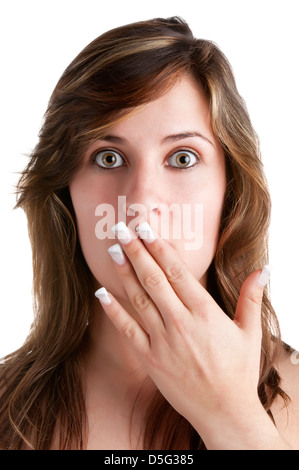 Femme choqué couvrant sa bouche avec sa main, isolé dans un fond blanc Banque D'Images