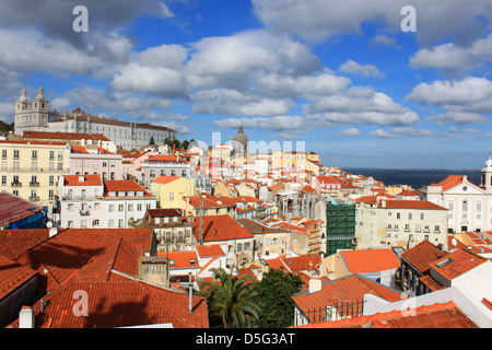 Les toits colorés et maisons dans Alfama, Lisbonne, le Portugal sous un ciel nuageux Banque D'Images