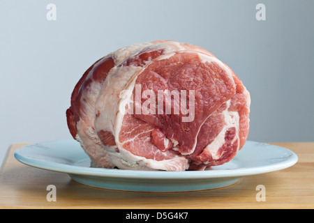 2.5 livre le porc rôti sur une plaque bleue Banque D'Images