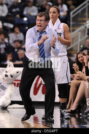 1 avril 2013 - Bridgeport, CT, USA - Lundi 1 Avril 2013 : l'entraîneur-chef des Huskies du Connecticut Geno Auriemma réagit à un appel pendant la 1ère moitié du tournoi de basket-ball de NCAA Womens, Bridgeport final régional match entre New York vs New York à Webster Bank Arena à Bridgeport, CT. Bill Shettle / Cal Sport Media. Banque D'Images