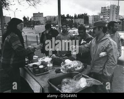 Jun 08, 1967 - La Guerre des Six Jours, les conflits armés en juin 1967 entre Israël et les états arabes de l'Égypte, la Jordanie et la Syrie. En six jours, Israël a conquis la péninsule du Sinaï, la bande de Gaza, Cisjordanie, et les hauteurs du Golan, qui est devenu connus collectivement sous le nom de territoires occupés. Israël et ses voisins arabes avaient été hostiles l'un envers l'autre depuis 1948, quand Israël est devenu une nation dans une zone que les Arabes palestiniens revendiquent comme leur patrie. Après qu'Israël a déclaré son indépendance, plusieurs États arabes et des groupes palestiniens, Israël a immédiatement voulu seulement d'être repoussés. La Guerre des Six jours a été considéré comme Banque D'Images