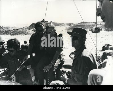 Jun 08, 1967 - La Guerre des Six Jours, les conflits armés en juin 1967 entre Israël et les états arabes de l'Égypte, la Jordanie et la Syrie. En six jours, Israël a conquis la péninsule du Sinaï, la bande de Gaza, Cisjordanie, et les hauteurs du Golan, qui est devenu connus collectivement sous le nom de territoires occupés. Israël et ses voisins arabes avaient été hostiles l'un envers l'autre depuis 1948, quand Israël est devenu une nation dans une zone que les Arabes palestiniens revendiquent comme leur patrie. Après qu'Israël a déclaré son indépendance, plusieurs États arabes et des groupes palestiniens, Israël a immédiatement voulu seulement d'être repoussés. La Guerre des Six jours a été considéré comme Banque D'Images