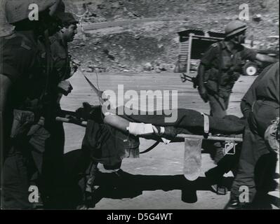 Jun 08, 1967 - La Guerre des Six Jours, les conflits armés en juin 1967 entre Israël et les états arabes de l'Égypte, la Jordanie et la Syrie. En six jours, Israël a conquis la péninsule du Sinaï, la bande de Gaza, Cisjordanie, et les hauteurs du Golan, qui est devenu connus collectivement sous le nom de territoires occupés. Israël et ses voisins arabes avaient été hostiles l'un envers l'autre depuis 1948, quand Israël est devenu une nation dans une zone que les Arabes palestiniens revendiquent comme leur patrie. Après qu'Israël a déclaré son indépendance, plusieurs États arabes et des groupes palestiniens, Israël a immédiatement voulu seulement d'être repoussés. La Guerre des Six jours a été considéré comme Banque D'Images