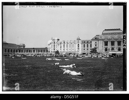 Une photo d'un exercice anti-émeute de rue mené par l'Académie navale des États-Unis à Annapolis. L'exercice démontre la préparation de l'armée aux troubles civils au début du XXe siècle. Banque D'Images
