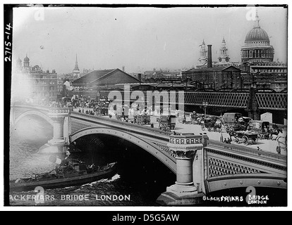 Cette photographie historique représente Blackfriars Bridge enjambant la Tamise à Londres. Le pont emblématique est montré dans sa grandeur, avec la vue de la cathédrale de Paul au loin, capturant l'importance architecturale et la beauté du monument de Londres. Banque D'Images