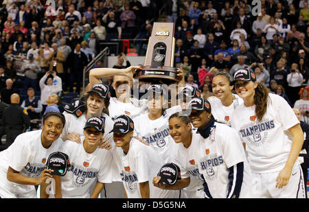 1 avril 2013 - Bridgeport, CT, USA - Connecticut Huskies joueurs retenus le trophée qu'ils ont défait l'Université du Kentucky dans le basket finales régionales dans la région de Webster Bank Arena à Bridgeport Ct., Lundi, Avril 01, 2013. C'est seconde moitié action. UConn a gagné 83-53. Photo par Charles Bertram | Personnel. (Crédit Image : © Lexington Herald-Leader/ZUMAPRESS.com) Banque D'Images