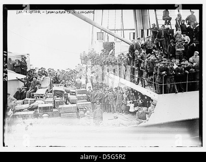 Cette photographie de 1913 représente des immigrants embarquant sur le RMS Imperator, un paquebot exploité par la Hamburg-America Line. L'image montre une foule chargeant des bagages sur le navire, mettant l'accent sur l'expérience des immigrants et l'ampleur des voyages transatlantiques à cette époque. Banque D'Images