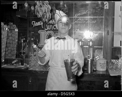 Soda jerker flipping crème glacée dans malted milk-shakes. Corpus Christi, Texas (LOC) Banque D'Images